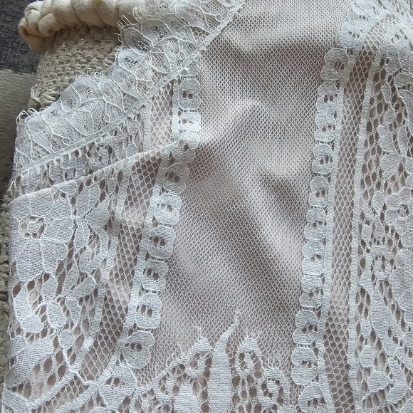 🌷 Lace Crochet Cropped Zip back top - Picture 6 of 9